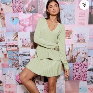 BRANDNEW NEVERWORN LULU  to Chill Light Sage Green V-Neck Long Sleeve Top